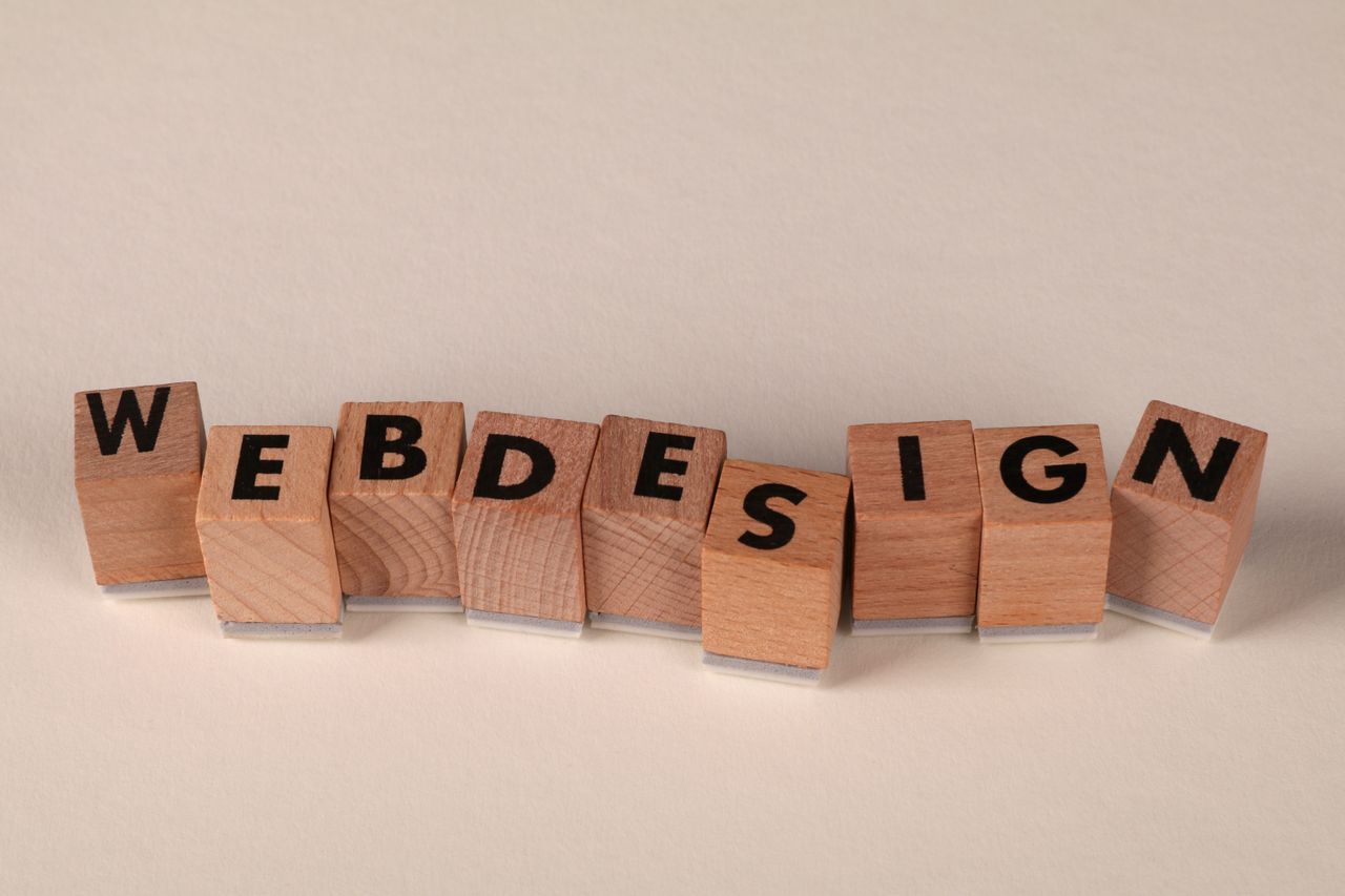 Drvene kocke koje slažu natpis web design na kreativan način prikazuju koncept digitalnog dizajna.